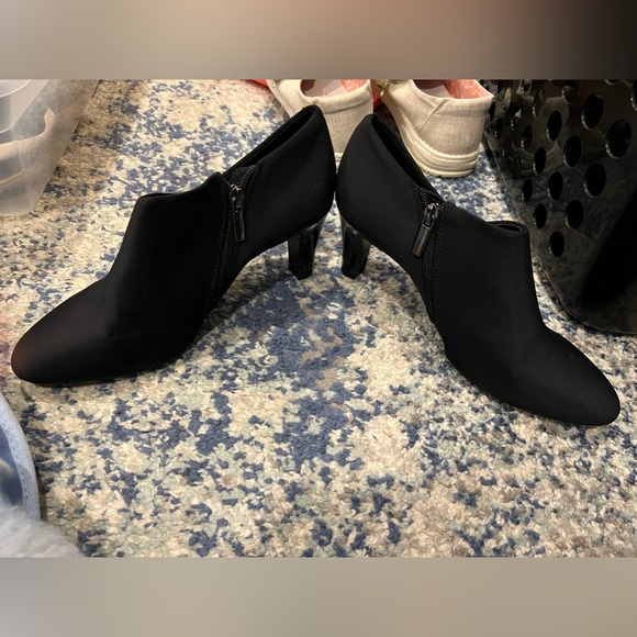 Womens black heals - Picture 1 of 5